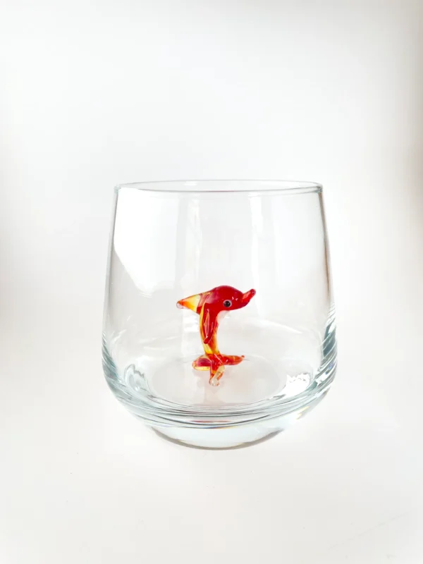 kırmızı yunus figürlü cam bardak biblolu sağa bakan kırmızı yunus figürlü cam bardak biblolu sağa bakan