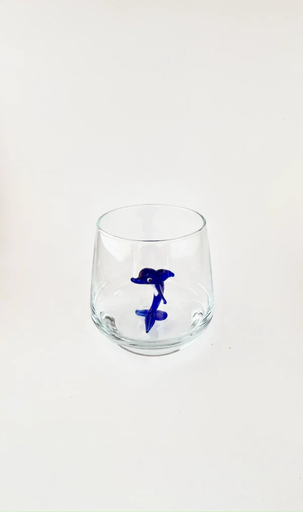lacivert koyu mavi yunus figürlü cam bardak biblolu sola bakan lacivert koyu mavi yunus figürlü cam bardak biblolu sola bakan