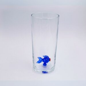 rakı bardağı içinde mavi balık figürü