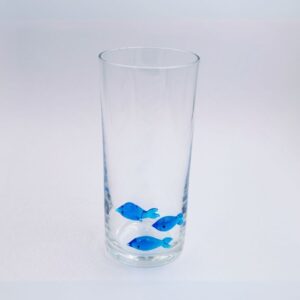 cam rakı bardağı üstünde 3 adet el yapımı özel tasarım balık figürleri olan dekoratif tasarım bardağı