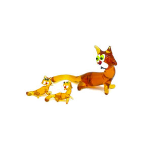 Sevimli cam kedi figürleri, bal sarısı rengiyle pozitif enerji yayıyor. Sevimli cam kedi figürleri, bal sarısı rengiyle pozitif enerji yayıyor.