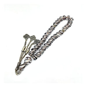 Murano cam işçiliğiyle hazırlanmış taraftar tesbih, siyah beyaz renk geçişleriyle göz alıcı bir detay sunar.