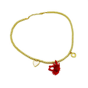 Kırmızı Cam Yengeçli Sarı Boncuklu Kolye, el yapımı cam yengeç figürüyle dikkat çeken modern bir tasarımdır.